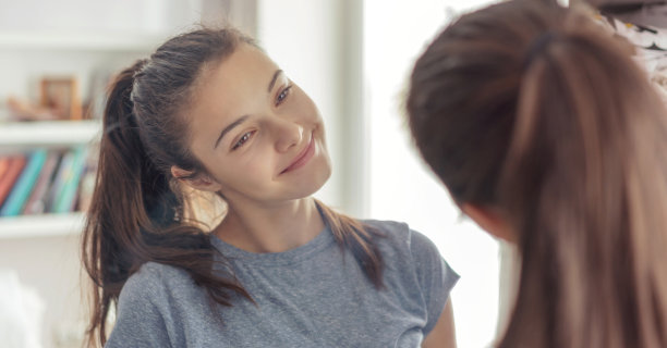 年轻的青少年女孩照镜子检查面部图片下载