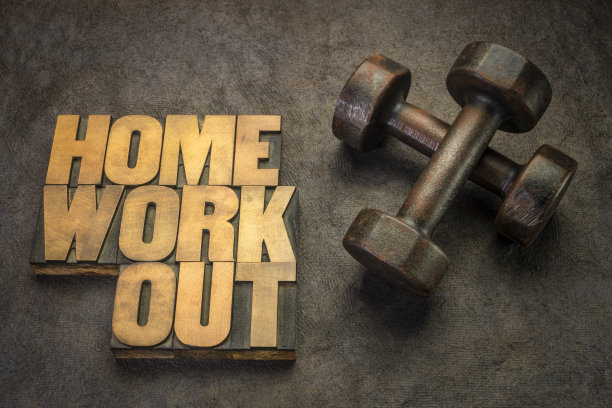 家庭锻炼和健身概念与哑铃图片下载