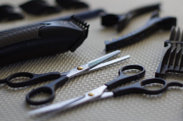 理发师师傅的工作工具。美发厅餐桌，散景效果。图片下载