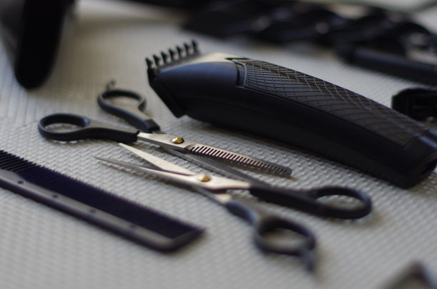 理发师师傅的工作工具。美发厅餐桌，散景效果。图片下载