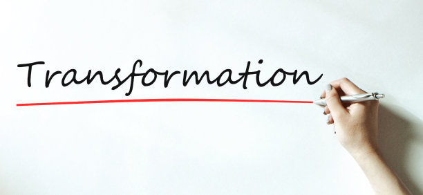 在透明擦拭板上书写改变你的思维。图片下载