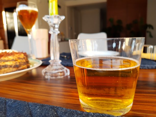 啤酒在桌子上图片下载