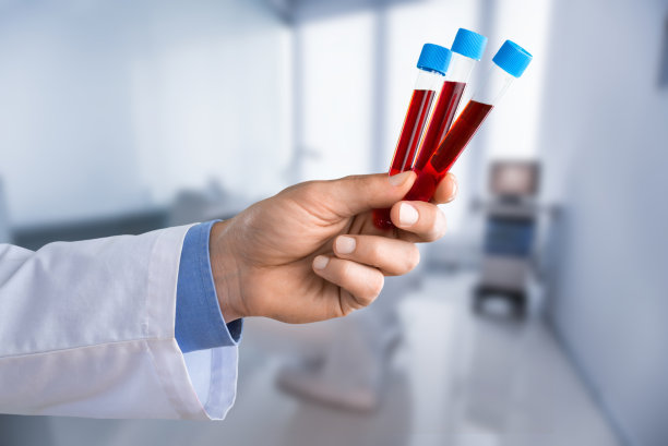 年轻医生用听诊器显示带有血液或植物的管子图片下载