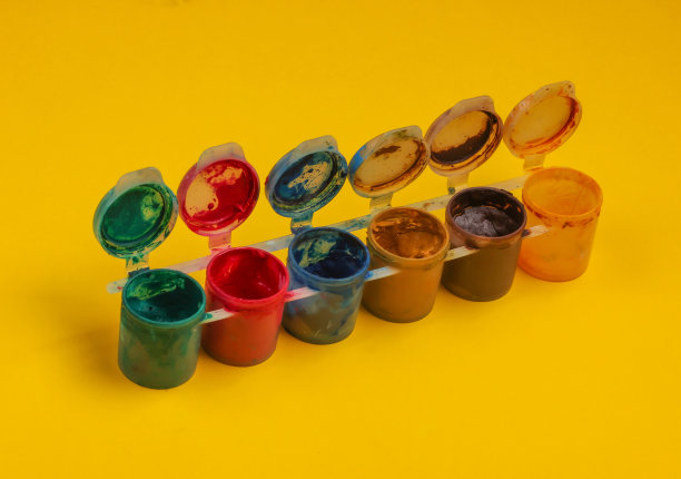 黄色背景上的水粉画。图片下载