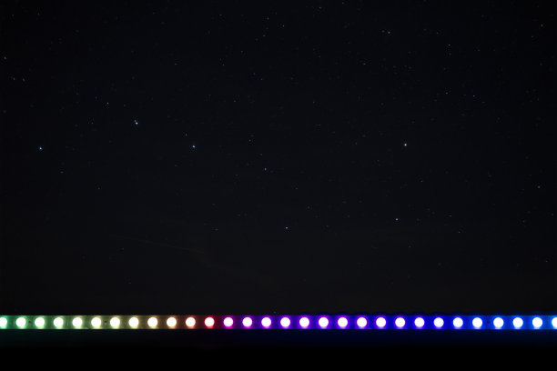 夜、星、天、长曝光背景摄影用不同色彩缤纷的节日嘉年华灯具照明框架工作前景海报图片的概念图片下载