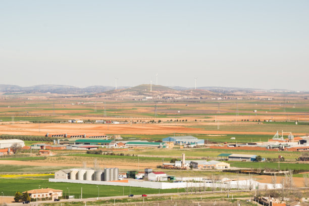 西班牙一座工业城市的全景图片下载