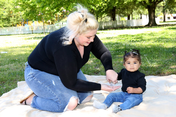 母亲用洗手液消毒女婴图片下载
