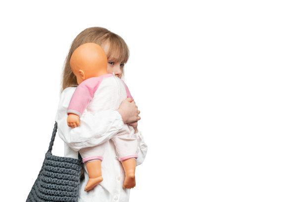 拿着包和洋娃娃的女孩图片下载