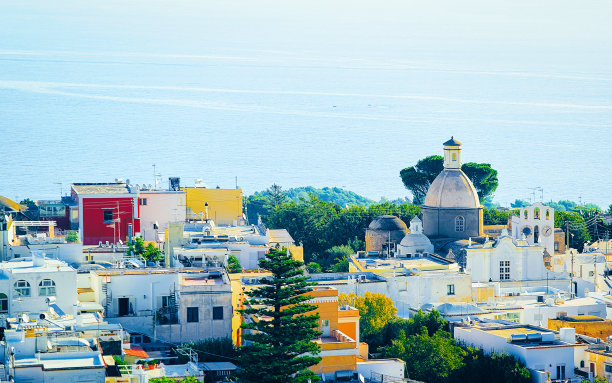 城市景观与建筑在意大利那不勒斯卡普里岛小镇反射图片下载
