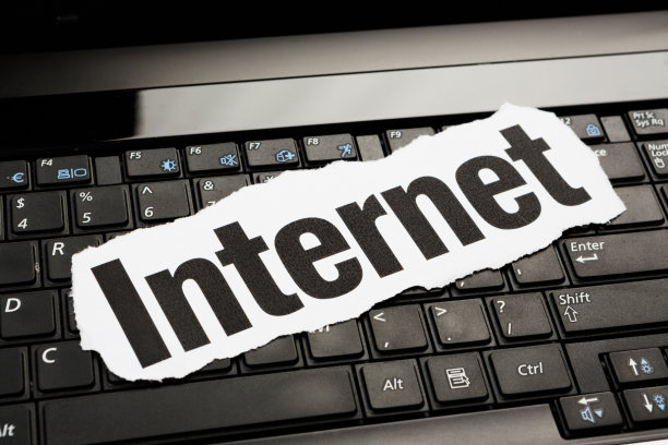“互联网”这个词被剪掉，放在了笔记本电脑的键盘上图片下载