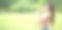 年轻的健身妇女饮用塑料瓶水后在公共公园早上。运动美丽的女孩口渴在训练中锻炼休息。全景横幅拷贝空间。图片下载