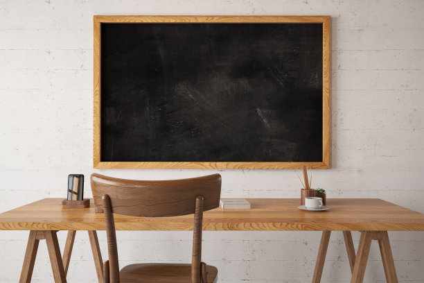 带有办公桌和空板的木制Worspace图片下载