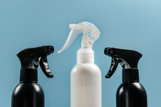 喷枪与清洁剂特写在一个蓝色背景。图片下载