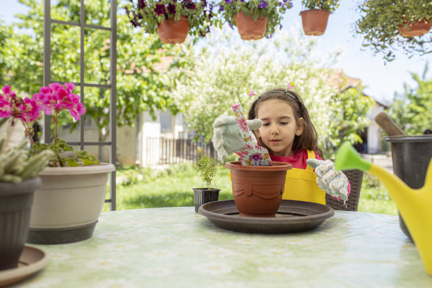 小女孩种花图片下载