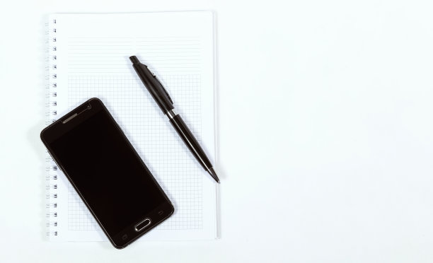 智能手机，钢笔和笔记本上的白色背景特写，商业概念图片下载