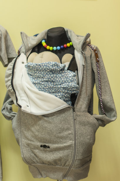 商店货架上陈列的一大堆衣服图片下载