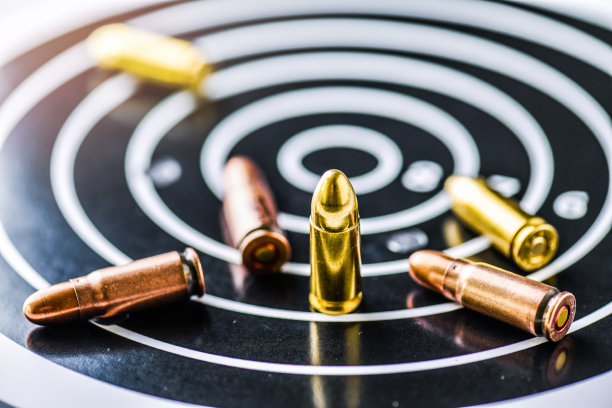 弹药和目标在军事桌上。图片下载