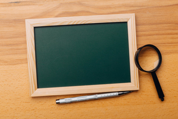 干净的老式粉笔板在木桌上。俯视图图片下载