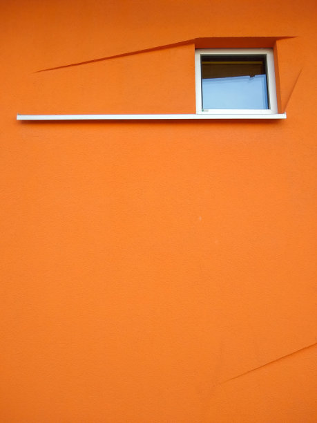 白色窗户与长窗台隔离在橙色背景图片下载