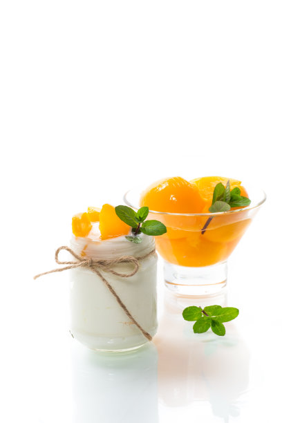 自制的甜酸奶和腌渍桃子片在玻璃罐中图片下载