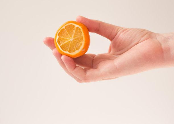 女性持有柠檬空白化妆品家居护肤，水疗和天然化妆品的概念。空间模型,复制图片下载