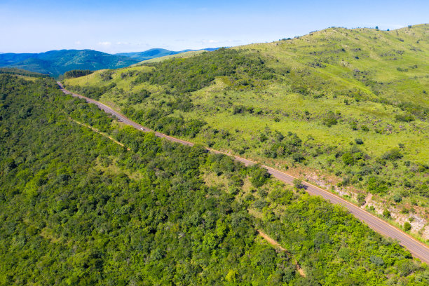 航拍：南非姆普马兰加省德拉肯斯堡山脉R36全景公路图片下载
