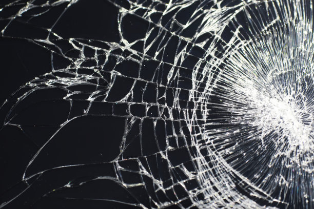 打碎玻璃。破碎的屏幕。破碎的电话。裂纹玻璃背景。玻璃上有白色的裂缝。图片下载