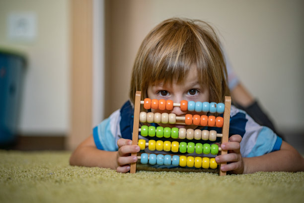 小男孩用算盘数数图片下载