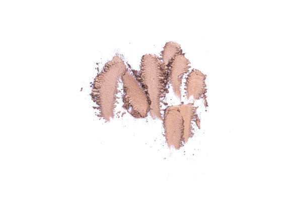 米色粉末状粉末孤立于白色背景上。喷溅化妆品和化妆品。图片下载