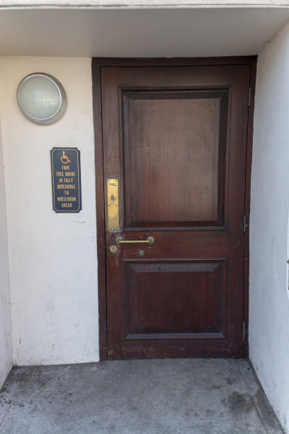 近距离观察一侧或主楼的截瘫门入口图片下载