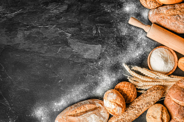 各种面包用小麦顶视图。图片下载