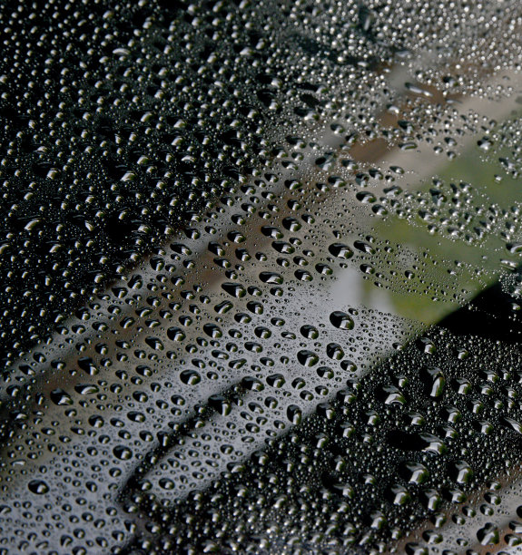水滴在窗户上图片下载
