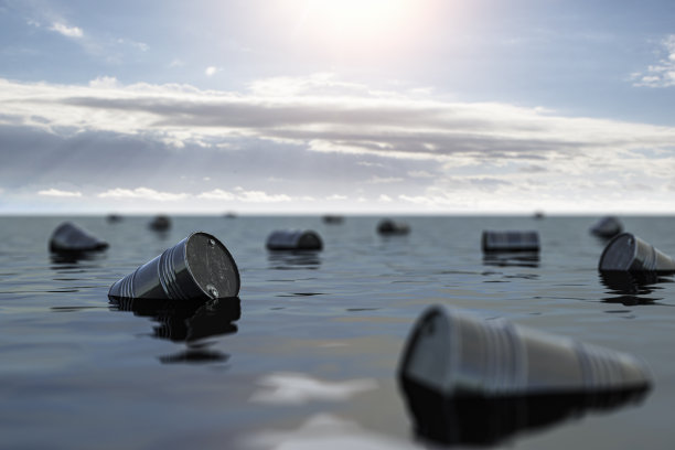 浮在油海上的油桶。石油行业危机概念。图片下载