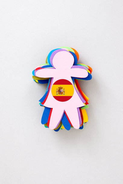 一堆五颜六色的女孩举着西班牙国旗图片下载