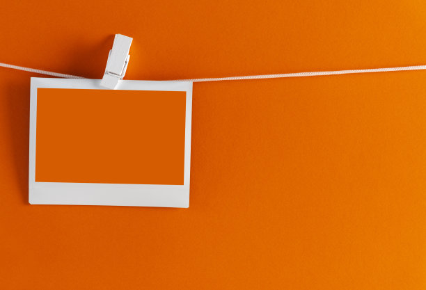 晒衣绳上的空白照片图片下载