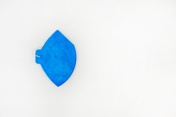 白色背景上的蓝色医用防护口罩图片下载