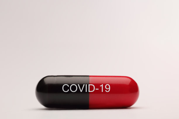 工作室拍摄的治疗covid-19的胶囊药丸图片下载