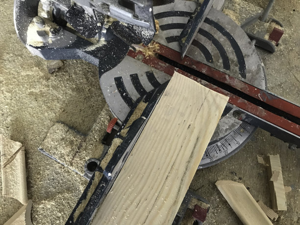 斜角切割机用于加工木材，木工图片下载