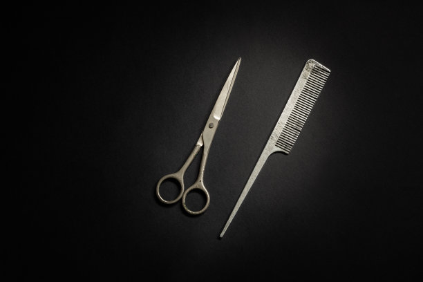 不错的旧铝梳和钢剪刀理发师工作工具隔离图片下载