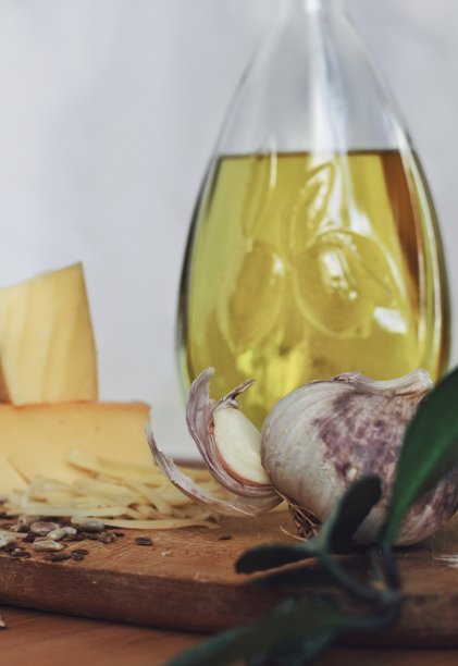 艺术构图，设计食物-油，大蒜，香料和奶酪在木桌和白色背景图片下载