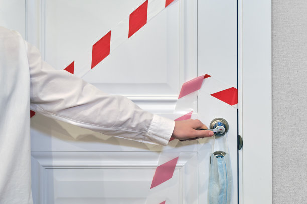 女性手开一扇办公室门，冠状病毒检疫清除概念图片下载