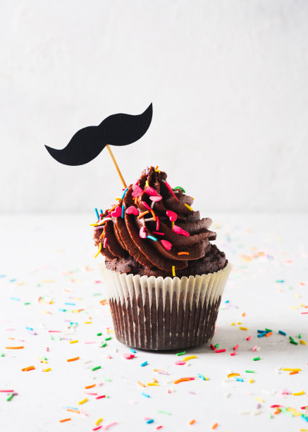 巧克力可可纸杯蛋糕，撒上糖屑，留胡子，这就是父亲节的概念图片下载