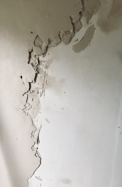 墙上的灰泥。墙对齐。建筑工程，装饰，结构，纹理，浮雕，腻子，石膏，混合物，石灰，粘土。图片下载