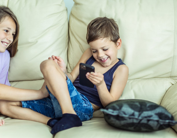 男孩和女孩在玩手机游戏图片下载