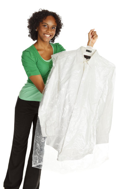 穿着洗好的衬衫的女人图片下载