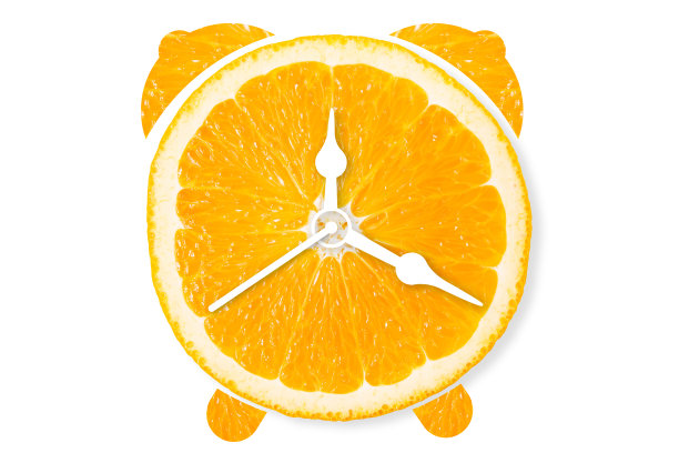 闹钟创意概念与新鲜的橙片隔离在白色的背景图片下载