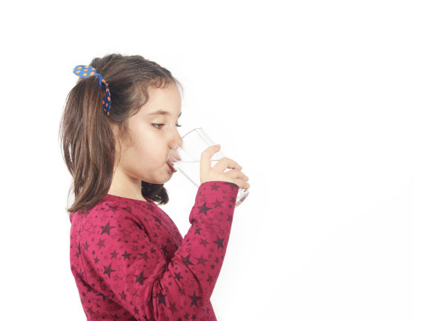 小女孩在白色背景下喝水图片下载