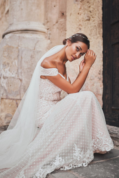 新娘在古老的欧洲城市的背景婚纱图片下载