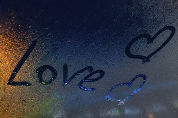 题词:爱在雾玻璃上，夜灯散景在背景上图片下载