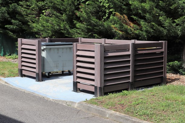 当地有木制的户外垃圾桶图片下载